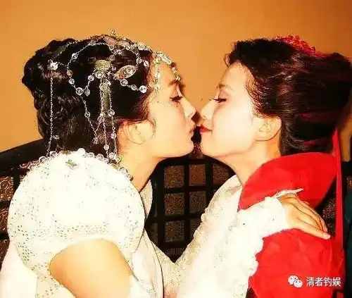 麦阿幂发糖杨幂深夜向妹妹要抱抱,李斯丹妮吃醋后秒变搞笑剧情
