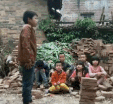 搞笑gif趣图小宝宝被护士姐姐的美貌吸引住了,都忘记在打针

