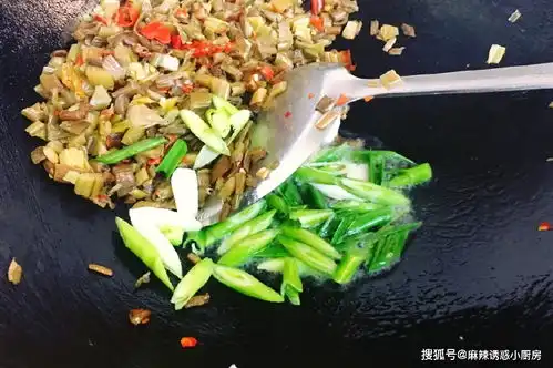 这菜我见一次买一次,三两下炒一盘,开胃又下饭,夏天吃最过瘾

