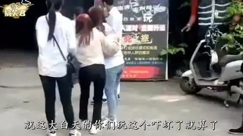 爆笑大哥有钱就不一样,手镯都带这么多
