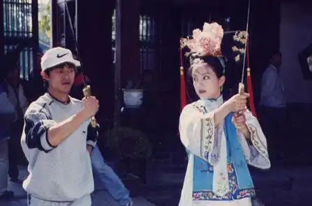 还珠格格幕后珍贵照片,皇阿玛骑摩托,五阿哥深情凝视小燕子
