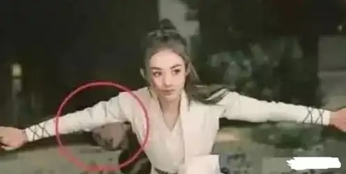 最搞笑穿帮镜头,鬼子打仗开跑车潘长江玩滑板亮了
