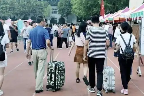 大一新生开学,躲不掉的自我介绍,教你这3招让别人记住你
