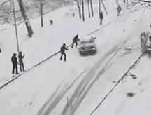 搞笑gif图片笑话段子下雪天车打滑了,好心大叔阻止了事故发生
