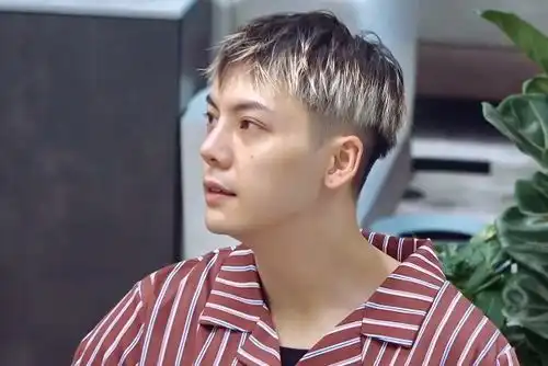 节目组又搞事情陈伟霆周扬青穿情侣睡衣出镜,真不怕得罪娜比
