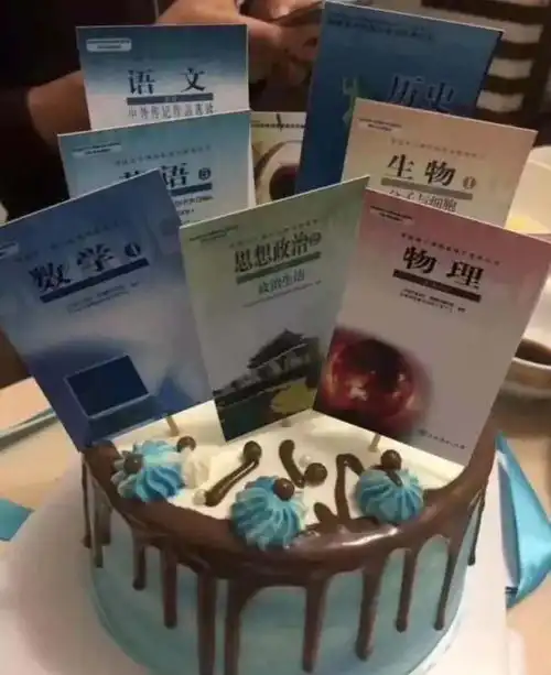 每日一笑大家知道奖杯的用处了吧
