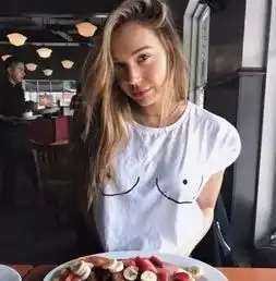 三哥搞笑图片有车有女友,这日子简直美滋滋啊
