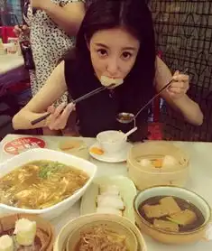 看看白富美是怎么吃饭的,别再说喝水都长胖了

