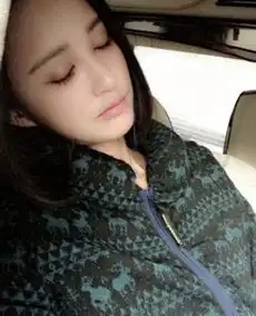 张歆艺杨幂小s刘亦菲女神们自毁形象睡姿搞笑呆萌
