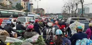 越南春运数百万摩托大军踏上返乡路,寒风拥堵中高兴赶回家过年
