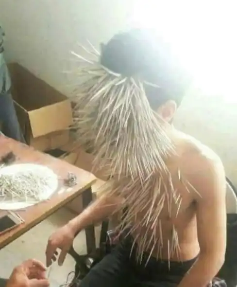 半夜客厅玩游戏,老婆出来想吓我
