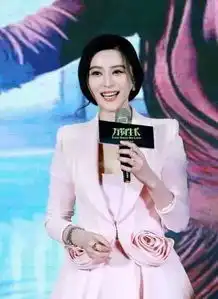 范冰冰大笑秒变丑女高圆圆晋升笑容女神
