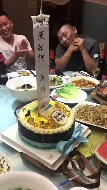 爆笑生日会,这样的礼物把寿星吓到了,但是众人却笑了
