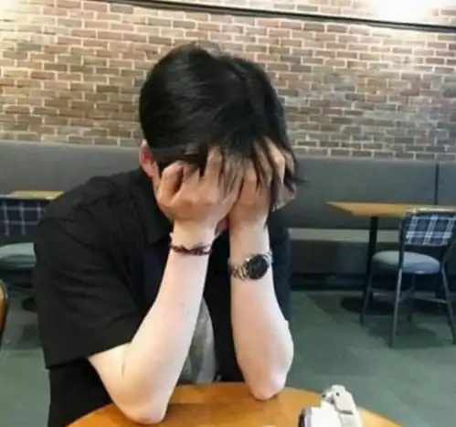 在朋友婚礼上偶遇前夫,他故意炫耀新女友,我说出几个字他立刻逃走
