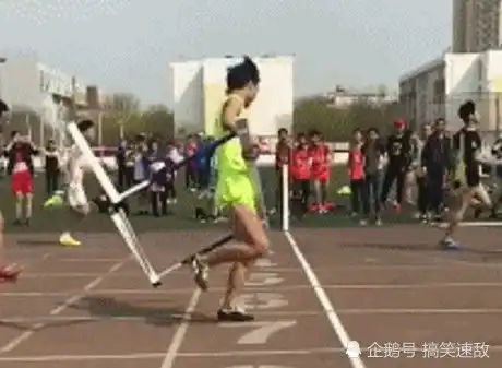 搞笑gif趣图班上最后一排都是人才,老师表示无能为力了
