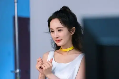 杨幂扎高马尾穿白色连衣裙双手比心超温柔
