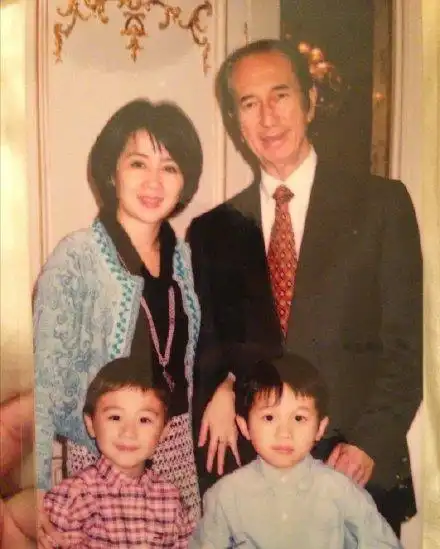奚梦瑶造人迅速,儿子一岁就怀二胎,赌王不再孕期工作高调秀孕肚
