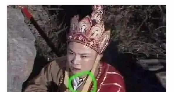 骗了我们多少年穿帮镜头,唐僧穿衬衣我忍了,派大星溺水
