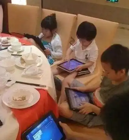 搞笑gif今儿隔壁来了客人,估计是在杀鸡吧
