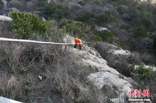 飞檐走壁的绳活环卫工悬崖上捡垃圾

