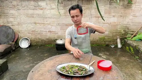 阿大搞个芹菜炒小鱼干,一个人喝起来,这样的生活真潇洒
