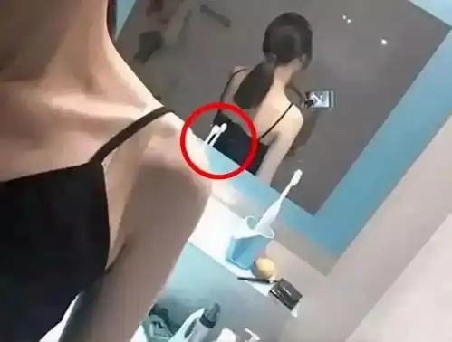 爆笑gif舍友的女朋友出差发回来一张自拍,我们看完直接劝他分手
