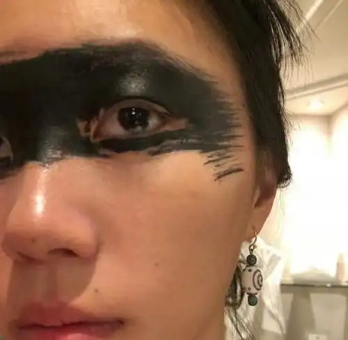 冲天辫之后又是熊猫眼,窦靖童搞怪千奇百怪,地球不适合她
