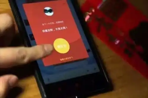 太气人山东男子抢走救火英雄捐款红包退群后,竟拿孩子背锅
