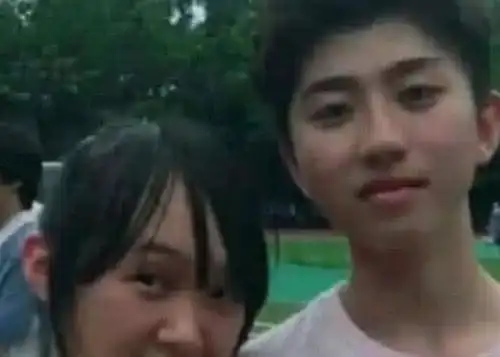 蔡徐坤自爆初中女友很丑,看到照片后,ikun还挺般配吗
