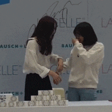 搞笑gif趣图从小哥哥的眼神中能看到她的悲伤
