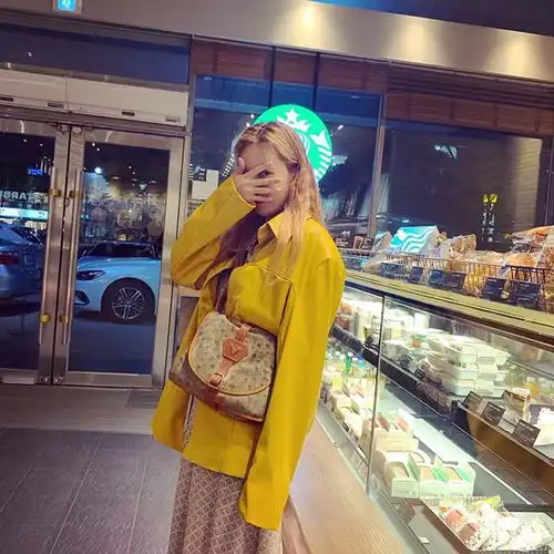 组图泫雅深夜出街买咖啡穿黄色皮衣鲜艳明亮搞怪捂脸眼神迷离
