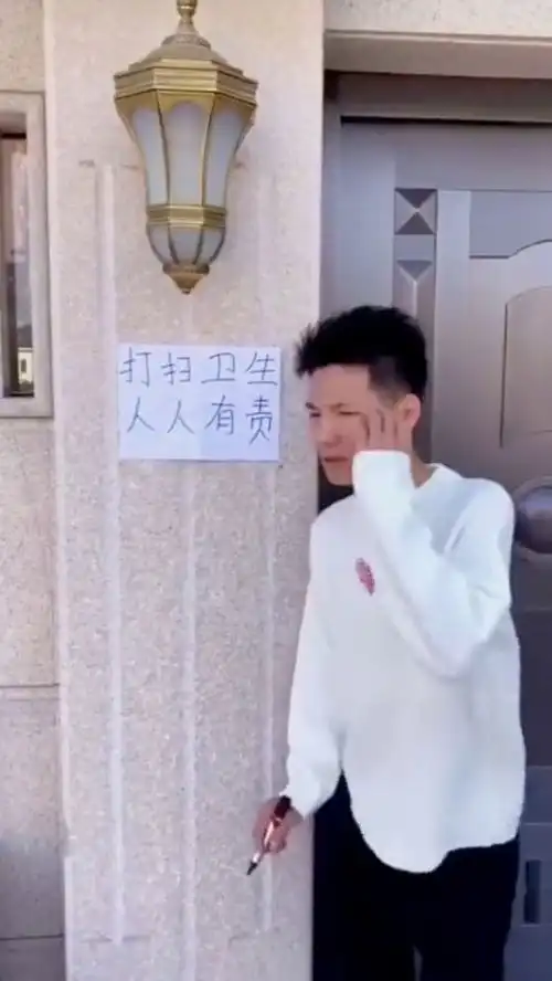 不想打扫卫生的懒人,乱改环保标语,让路人很纳闷
