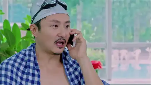 爆笑剧美女花九千多买连衣裙,买完立马穿上,回头率飙升乐坏了
