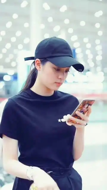 长胖后欧阳娜娜,小脸小手都肉呼呼
