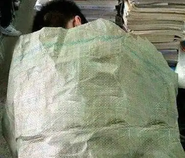 搞笑图片幽默段子笑话同学,天气开始转冷了,睡觉记得盖衣服
