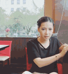 搞笑gif趣图姑娘,穿羽绒服都冷,为何不穿一条长裤呢
