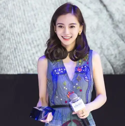 杨颖工作室曝光了一组angelababy出席某活动的照片太时尚
