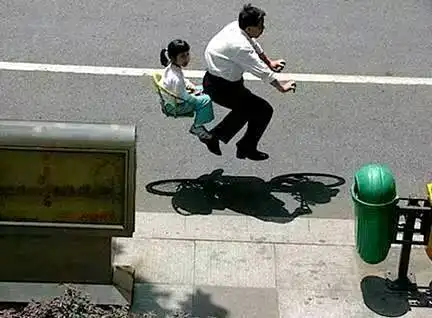 搞笑图片幽默段子笑话哈哈哈,猪蹄配红酒挺有格调的啊
