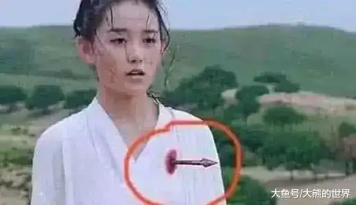 史上最尬的穿帮镜头,赵丽颖的胡子太假了,一箭穿胸什么鬼
