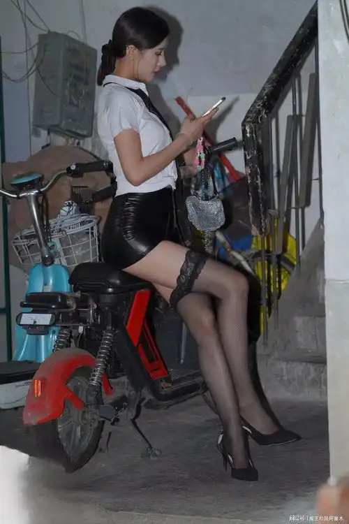 黑色皮裙搭配黑丝高跟鞋穿搭,性感多姿,楚楚动人
