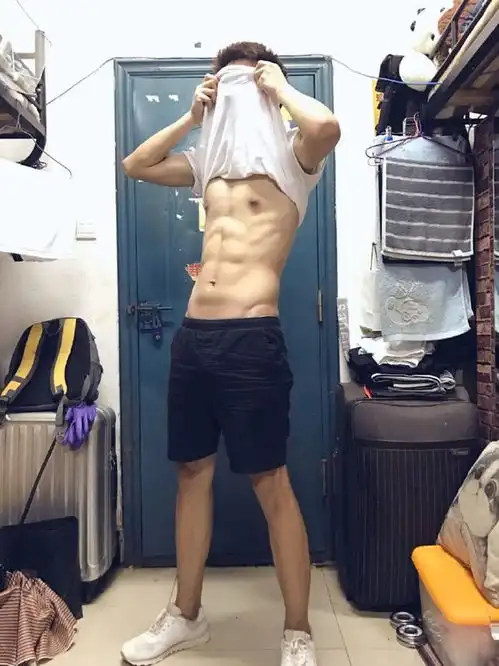 浙江大学走出来的肌肉小哥哥,八块腹肌宛如搓衣板,真是帅气逼人
