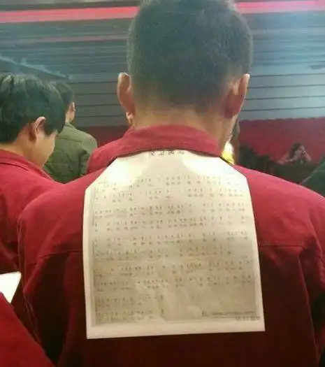 搞笑gif段子我是在做梦吗刚刚那么一大勺子的晚饭跑哪里去了呢
