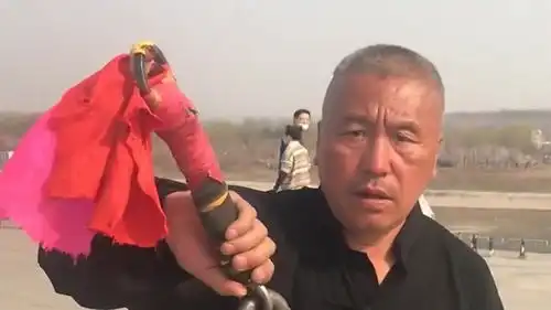 玩鞭的大爷,虽然你很牛但是别闪到老腰,健身一定要注意安全啊
