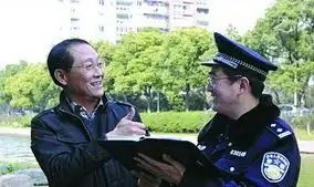 刘翔曝老爸搞笑照片众网友为飞人父亲设计旁白
