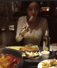 搞笑gif以后不能和你们一起玩了,我要去踢足球了
