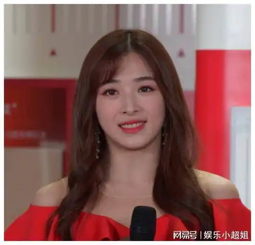 张含韵出席商场活动,路人抓拍后不修图发给朋友,曝光明星原状态
