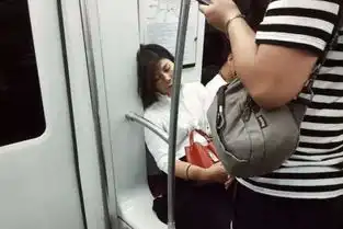 人民公园征婚的大爷刷屏了,网友们哀叹原来我是讨饭的
