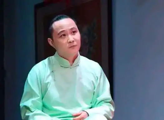 郭德纲大徒弟出来搞事了,将相声会馆开在德云社旁,明着抢饭碗
