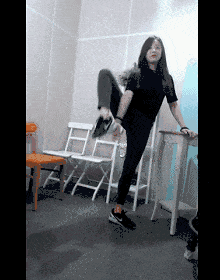 搞笑gif段子原标题幽默笑话老婆怀孕了,一天饭后一直打嗝,我想吓她一
