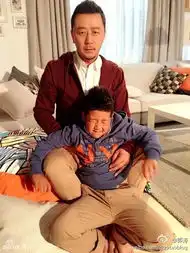 郭涛与儿子表情神同步翻白眼喜感十足
